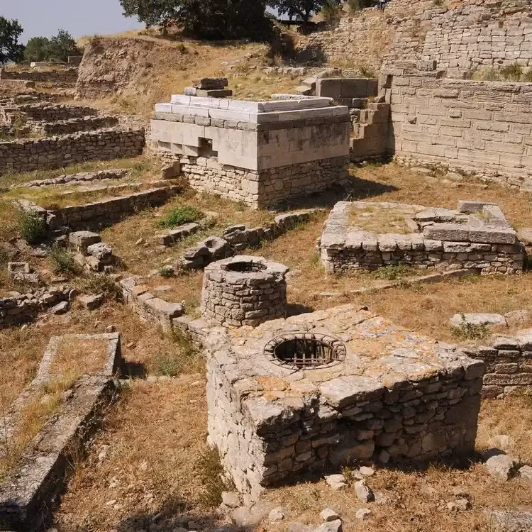 Cho đến nay, các học giả vẫn tranh cãi liệu lớp địa tầng thành Troy II bắt đầu vào khoảng năm 2300 trước Công nguyên đến năm 2200 trước Công nguyên hay sớm hơn. Ảnh: whc.unesco.org.