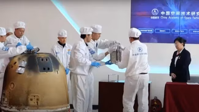 Giả thuyết thứ hai là tác động từ vụ va chạm khổng lồ tạo nên lưu vực Nam Cực, gây thoát khí mạnh và làm giảm oxy tự do trong lớp phủ tại khu vực. Ảnh: CCTV.
