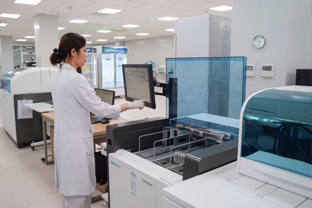 Hệ thống thiết bị hiện đại phục vụ xét nghiệm.