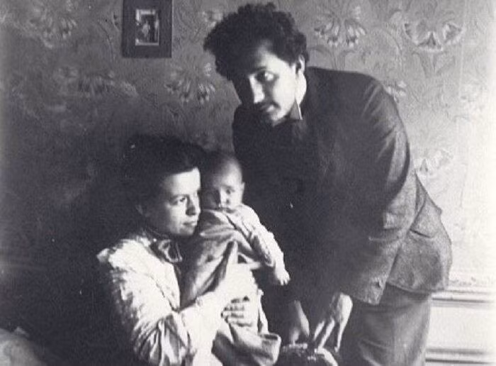 Cặp đôi Maric và Einstein kết hôn tại thành phố Bern, Thụy Sĩ năm 1903. Một năm sau, họ chào đón cậu con trai Hans Albert. Đến năm 1910, gia đình Einstein có thêm thành viên nữa khi con trai Eduard chào đời.