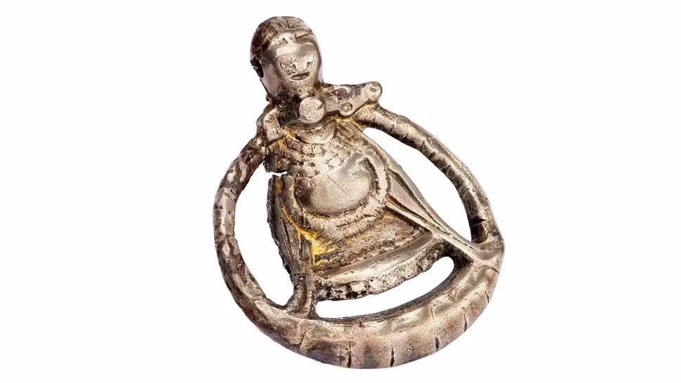 Khi khai quật ngôi mộ của một phụ nữ thượng lưu người Viking ở Thụy Điển vào năm 1920, các nhà khảo cổ đã tìm thấy một mặt dây chuyền bạc. Ảnh: Ola Myrin, Swedish History Museum (CC BY 4.0).