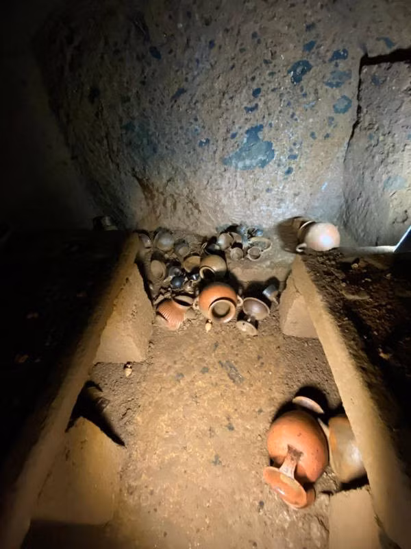 Mặc dù các chuyên gia đã khai quật nhiều ngôi mộ Etruscan khác trong khu vực nhưng tất cả đều bị cướp bóc ở một mức độ nào đó. Ngôi mộ mới phát hiện còn nguyên vẹn đến khó tin, chưa từng bị trộm mộ "ghé thăm" trong suốt hàng ngàn năm qua. Ảnh: Baylor University.