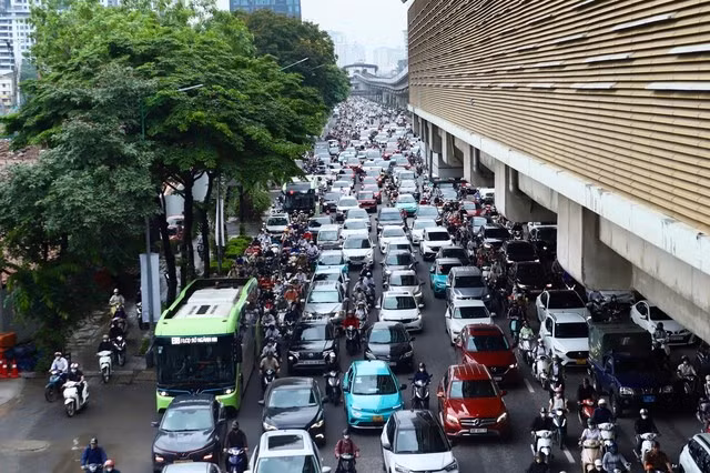 Hà Nội đề xuất lộ trình chuyển đổi 100% taxi, xe công nghệ sang xe điện trước năm 2030, đồng thời từng bước hạn chế phương tiện phát thải.