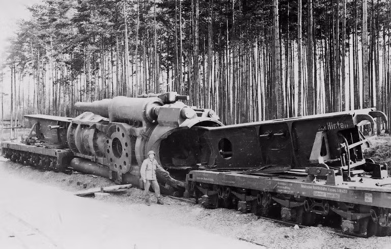 Đức quốc xã đã chế tạo 2 khẩu pháo Schwerer Gustav và sử dụng chúng trong chiến dịch bao vây Sevastopol. Trong chiến dịch, siêu pháo Schwerer Gustav đã bắn khoảng 30.000 tấn đạn. Mặc dù có uy lực rất mạnh nhưng vũ khí này có tốc độ bắn rất chậm, khoảng 14 phát một ngày. Ảnh: militaryhistoria.com.