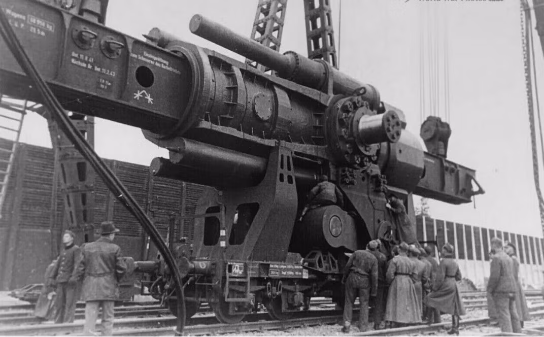 Siêu pháo Schwerer Gustav có thể bắn viên đạn có khối lượng 7 tấn và tầm bắn khoảng 37 km. Ảnh: Public Domain.