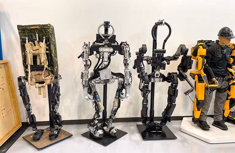 Với sự phát triển công nghệ, bộ khung ngoài robot (exoskeleton) có thể sớm giúp con người dễ dàng nâng vật nặng. Trong khi đó, các thiết bị đeo thông minh tích hợp trí tuệ nhân tạo (AI) như kính thông minh hay tai nghe sẽ cung cấp thông tin tức thời cùng trải nghiệm thực tế tăng cường sống động cho người dùng. Ảnh: The Robot Report.
