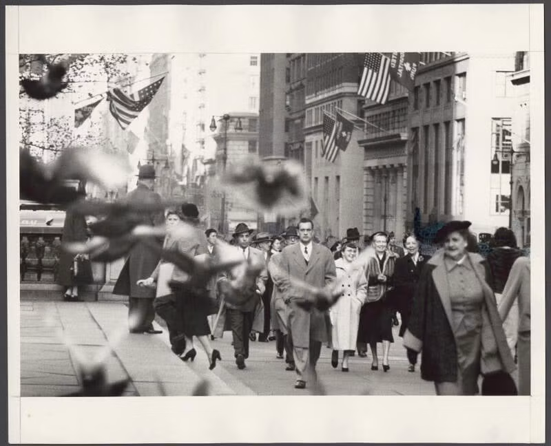 Nhà ga Penn ở New York khá vắng vẻ. Đến năm 1963, nhà ga Penn bị phá hủy vì lượng hành khách giảm và chi phí bảo trì công trình này quá tốn kém vào thời điểm đó.