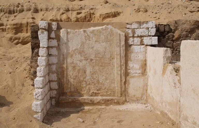 Theo cựu Bộ trưởng Cổ vật Hawass, bức tượng có thể tượng trưng "cho mối liên hệ với gia đình, gợi ý rằng họ sẽ đoàn tụ ở thế giới bên kia, như họ từng làm khi còn sống. Cô con gái ôm con ngỗng tượng trưng cho cuộc sống hàng ngày, giống như những cảnh thường thấy trên tường lăng mộ". Ảnh: Nicola Dell’Aquila, Leiden Turin Expedition to Saqqara.