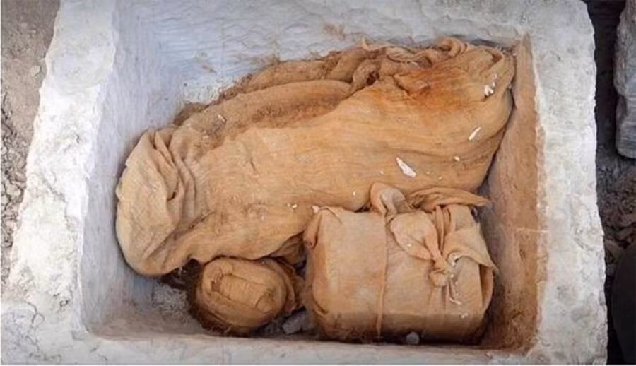 Pharaoh Thutmose II chỉ 13 tuổi khi kết hôn với người em gái cùng cha khác mẹ là Hatshepsut. Hôn nhân cận huyết là một truyền thống phổ biến trong hoàng tộc Ai Cập thời cổ đại để bảo vệ quyền lực và dòng dõi cao quý. Ảnh: Andrzej Niwiński/Warsaw University’s Institute of Archaeology.