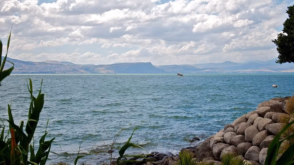 Do nằm ở độ sâu 209m dưới mực nước biển nên Biển hồ Galilee là hồ nước ngọt thấp nhất trên Trái đất và hồ thấp thứ nhì trên thế giới (sau Biển Chết). Ảnh: eo.travelwithus.com.
