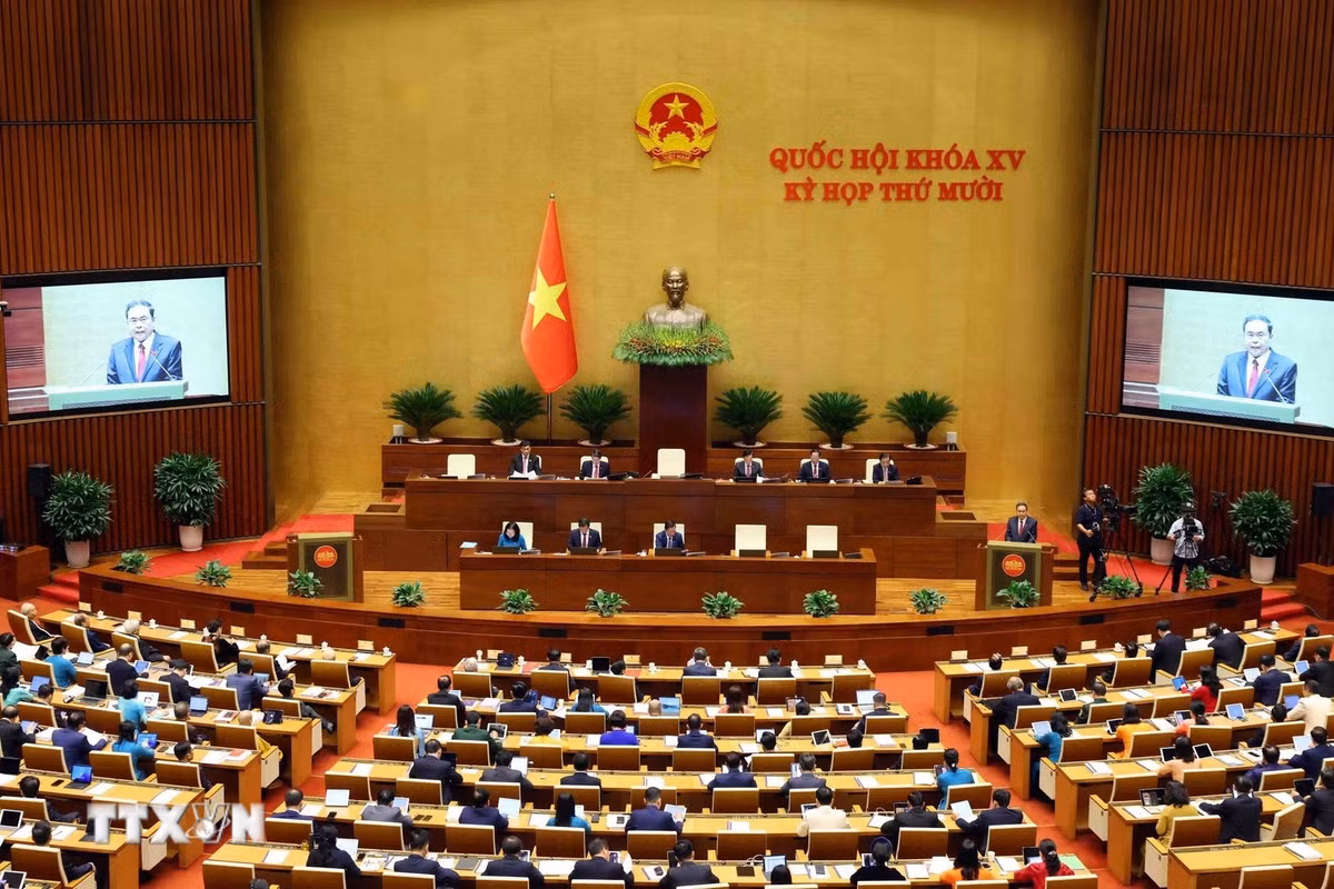 Ảnh trái: Chủ tịch Quốc hội Trần Thanh Mẫn trình bày dự thảo Báo cáo công tác nhiệm kỳ khóa XV của Quốc hội. (Ảnh: Doãn Tấn/TTXVN) - Ảnh phải: Chủ tịch Quốc hội Trần Thanh Mẫn phát biểu khai mạc Kỳ họp thứ 10, Quốc hội khóa XV. (Ảnh: Phạm Kiên/TTXVN)