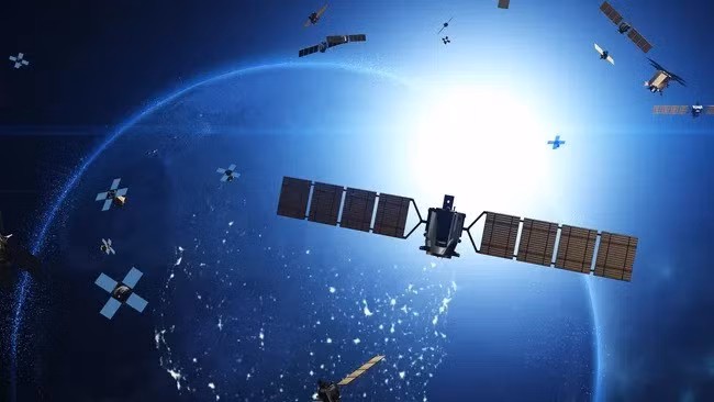 Hiện nay, khoảng 40.000 vật thể không gian được NASA hay Cơ quan Vũ trụ châu Âu theo dõi. Ngoài ra, các chuyên gia cho hay vẫn còn vô số vật thể nằm ngoài tầm kiểm soát. Số lượng vật thể tiềm ẩn rủi ro gây ra thiệt hại lớn lên tới hơn 1,2 triệu. Ảnh: yucelyilmaz via Getty Images.