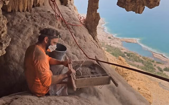 Gần dòng chữ khắc bí ẩn, các nhà khảo cổ học đã tìm thấy một đồng tiền Bar Kokhba và 4 thanh kiếm La Mã. Những thanh kiếm này được giấu trong một khe hở và được bảo quản cực kỳ tốt. Trong số này, 3 thanh vẫn còn nằm trong vỏ gỗ. Do hang động quá nhỏ nên suy đoán nơi đây được sử dụng làm điểm xuất phát cho các cuộc đột kích, chứ không phải nơi ở. Ảnh: Israel Antiquities Authority.