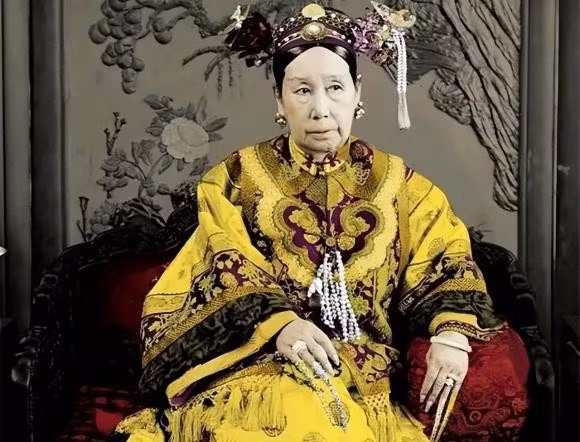 Ngoài ra, việc Từ Hi Thái hậu chọn Phổ Nghi lên làm vua còn liên quan đến Long Dụ Thái hậu. Long Dụ Thái hậu là cháu gái ruột của Từ Hi Thái hậu, cho nên Từ Hi đã suy nghĩ kỹ lưỡng, nếu đem quyền lực trao cho một người có năng lực, thì cuộc sống sau này của Long Dụ Thái hậu sẽ chẳng dễ dàng gì.