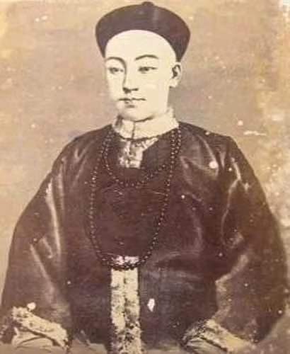 Trân phi hiểu chuyện triều chính và hết lòng ủng hộ những cải cách chính trị của vua Quang Tự. Chính vì vậy, Trân phi trở thành cái gai trong mắt Từ Hy Thái hậu.