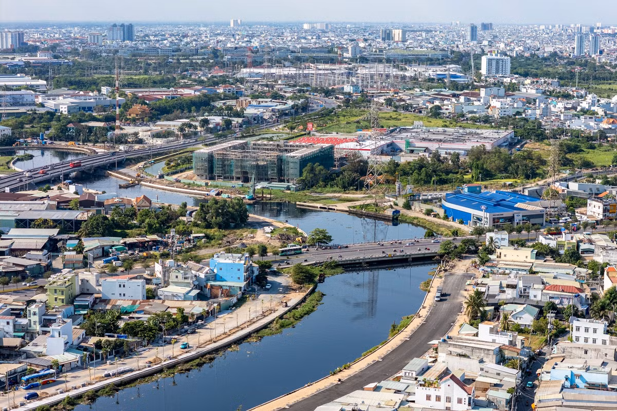 Gói thầu này dài 4 km, có giá trị hợp đồng hơn 1.079 tỷ đồng và 11 thành viên tham gia trong liên danh.