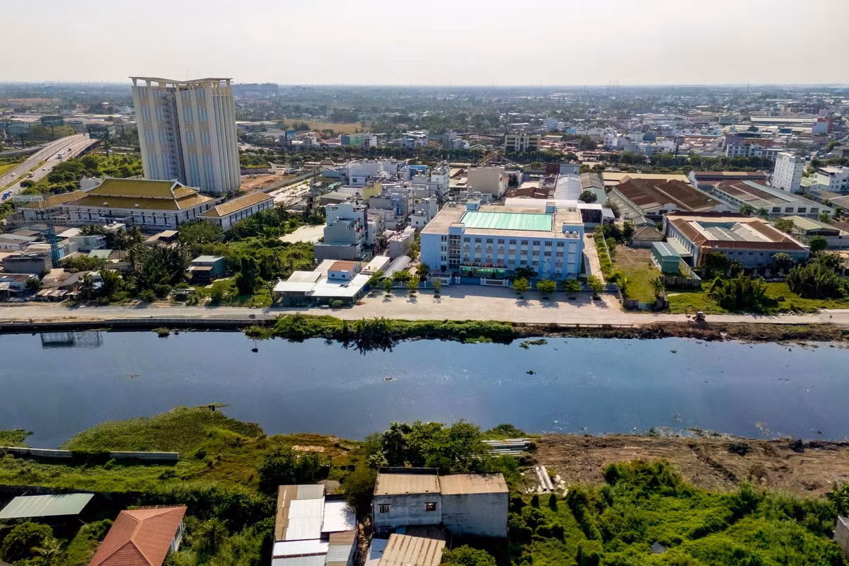 Lý giải về tình trạng thi công không đồng đều, nhiều đoạn gián đoạn kéo dài, đại diện Ban dự án 4 chia sẻ dự án đang đối mặt với một số khó khăn. Cụ thể, về công tác bồi thường, giải phóng mặt bằng, vẫn còn 10 trường hợp chưa giải quyết xong. Những trường hợp này nằm rải rác ở các gói thầu khác nhau, dẫn đến tình trạng mặt bằng không liền mạch. Thậm chí, có một trường hợp thi công đến trước nhà, hộ dân không cho đơn vị thi công, buộc phải tạm dừng.