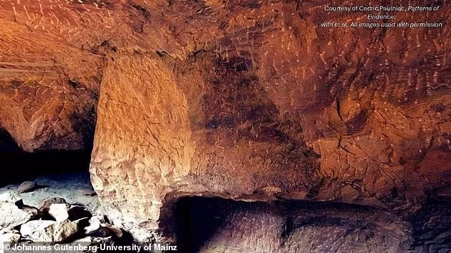 Bản khắc này được khắc trên vách đá gần nơi được gọi là Sinai 357 trong Mỏ L. Đây là một phần của bộ sưu tập hơn 20 văn bản Proto-Sinaitic được phát hiện lần đầu tiên vào đầu những năm 1900. Ảnh: Johannes Gutenberg - University of Mainz.