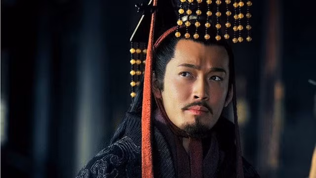 Theo đó, Tôn Quyền đã nhiều năm trù bị, lên kế hoạch đoạt lấy Kinh Châu từ tay Lưu Bị. Theo sử sách, vào năm 219, Lưu Bị đánh chiếm được Đông Xuyên từ tay Tào Tháo, đánh lui được đại quân Tào, tự xưng là Hán Trung vương.