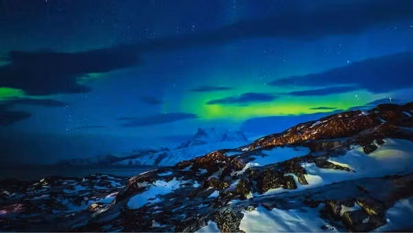 Greenland là một hòn đảo rộng 2,1 triệu km2, nằm trên mảng kiến tạo Bắc Mỹ. Các mảng kiến ​​tạo này là những mảng lớn của vỏ Trái đất di chuyển chậm rãi trên lớp phủ của hành tinh, một lớp đá nóng, bán rắn, chảy rất chậm theo thời gian. Ảnh: timesofindia.
