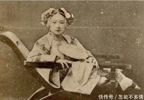 Với dung mạo xinh đẹp, dáng người thanh tú, cùng khí chất lạnh lùng toát lên từ ánh mắt, nàng mang một vẻ đẹp độc đáo, khác biệt. Tư thế ngồi duyên dáng của nàng trên chiếc ghế dài khiến người ta liên tưởng đến Triệu Phi Yến, mỹ nhân nổi tiếng với điệu múa trên đôi chân nhỏ bé được quấn lụa thời nhà Hán.