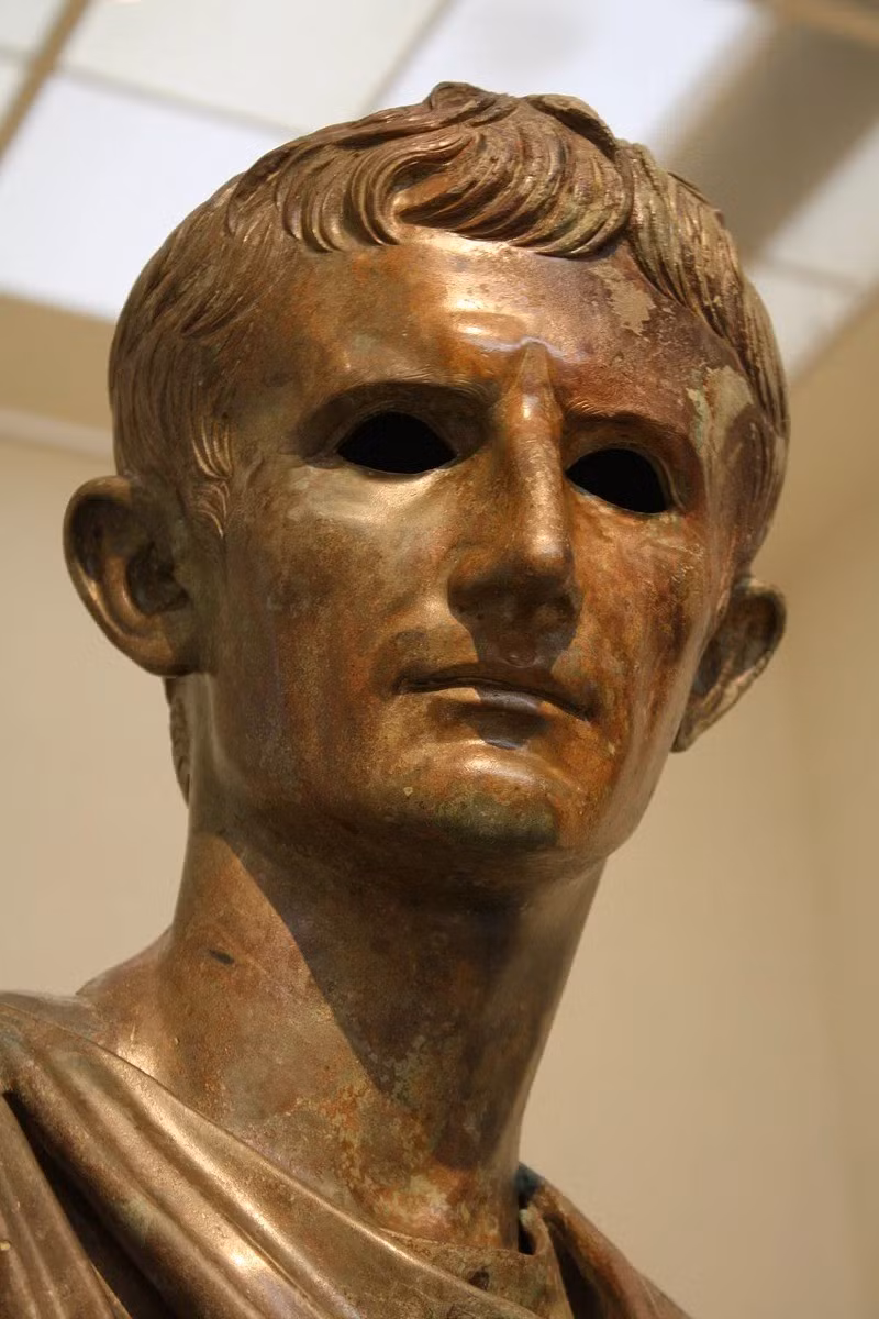 Nhà văn cổ đại Suetonius (sống khoảng năm 69 - 122) kể rằng, sau khi nghe tin bại trận, hoàng đế Augustus đã buồn khổ trong thời gian dài. Ông đã không cắt râu hoặc tóc trong nhiều tháng. Thậm chí, Augustus còn từng đập đầu vào cửa và gọi tên Quinctilius Varus - vị chỉ huy các quân đoàn đã tử trận trong trận rừng Teutoburg) rồi nói "trả lại quân đoàn cho ta!". Sự việc này cho thấy thất bại quân sự trên đã trở thành sự ám ảnh, nỗi hối tiếc to lớn trong cuộc đời hoàng đế Augustus. Ảnh: Mark Cartwright (CC BY-NC-SA).