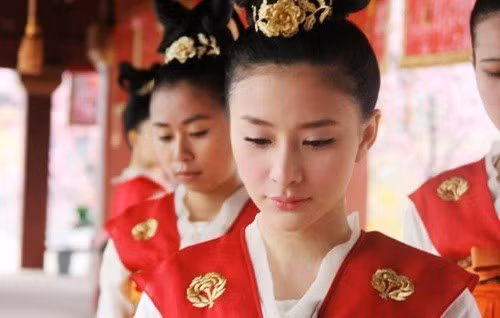 Hoàng đế là người đàn ông quyền lực và giàu có nhất thiên hạ. Mọi phi tần, mỹ nữ và cung nữ trong hậu cung đều là của nhà vua. Nếu hoàng đế nhìn trúng một cung nữ nào thì sẽ có thể thị tẩm người đó.