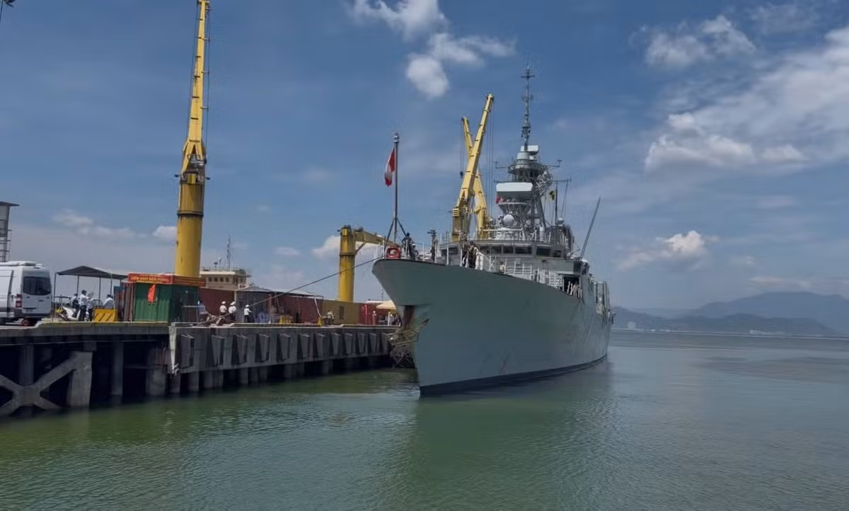 Tàu HMCS Charlottetown của hải quân Canada cập cảng Tiên Sa vào sáng 15/5 bắt đầu chuyến thăm TP. Đà Nẵng trong 4 ngày.