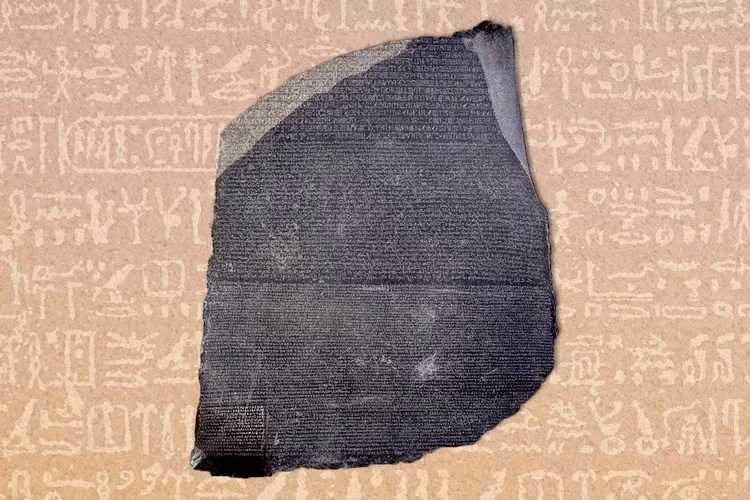 Vào năm 1814, thầy thuốc và nhà vật lý người Anh Thomas Young tuyên bố đã định nghĩa được 218 chữ tượng hình bình dân (demotic) và liên kết chúng với khoảng 200 chữ tượng hình chính thức. Trong đó, ông xác định chính xác các chữ là tên của pharaoh Ptolemy nhờ so sánh với bản tiếng Hy Lạp. Ảnh: Meilan Solly / Photos © The Trustees of the British Museum, Wikimedia Commons under public domain.