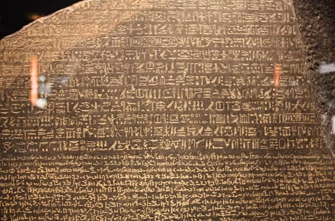 Sắc lệnh được viết để vinh danh pharaoh Ptolemy V Epiphanes vào đúng dịp kỷ niệm 1 năm ngày lên ngôi. Mục đích của sắc lệnh này là khẳng định quyền lực của pharaoh Hy Lạp gốc Macedonia vào thời điểm hỗn loạn. Ảnh: historicaleve.com.