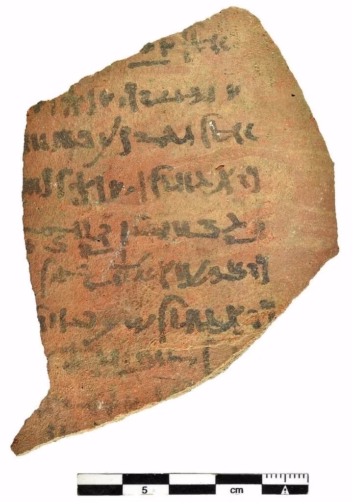 Hơn 42.000 ostraca ở Athribis cung cấp bằng chứng mới về đời sống hằng ngày và hoạt động quản lý ở Ai Cập trong hơn 1.000 năm. Những mảnh gốm vỡ có khắc chữ được viết bằng nhiều loại chữ viết và ngôn ngữ khác nhau. Ảnh: Tübingen Athribis Project.