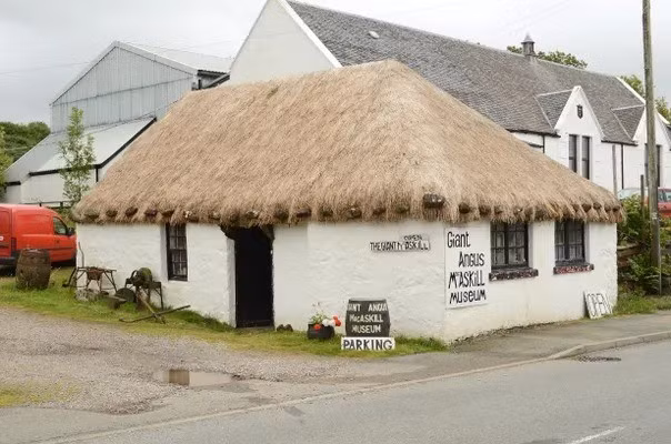 MacAskill Sinh năm 1825 tại Scotland. Khi còn nhỏ, gia đình ông chuyển đến Nova Scotia, Canada. Mặc dù cha mẹ có chiều cao trung bình nhưng ông bắt đầu phát triển nhanh chóng sau khi ở tuổi thiếu niên. Không lâu sau, quần áo và đồ dùng của ông MacAskill phải được làm riêng cho phù hợp với chiều cao. Ảnh: Rain Salazar / Atlas Obscura User.