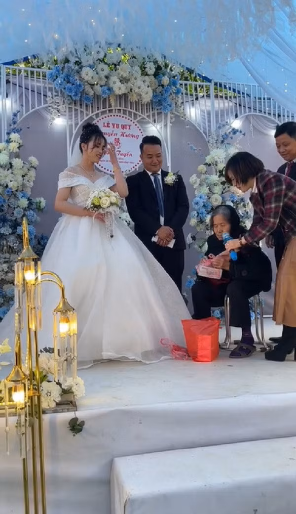 Rơi nước mắt clip bà nội lưng còng trao hồi môn cho cháu gái ảnh 1
