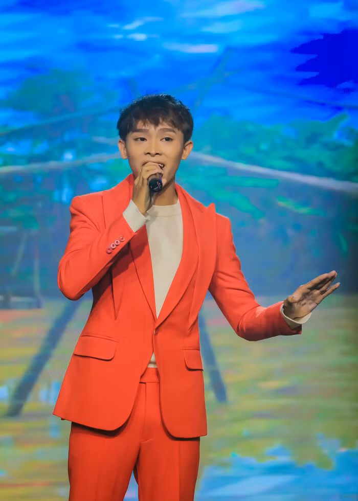 Hồ Văn Cường gây xôn xao với hình ảnh nằm giữa đống tiền ảnh 1 Hồ Văn Cường gây xôn xao với hình ảnh nằm giữa đống tiền ảnh 1