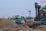 Tại hiện trường các loại máy móc, xe ba bánh phục vụ hoạt động của bãi tập kết vẫn chạy ầm ầm.