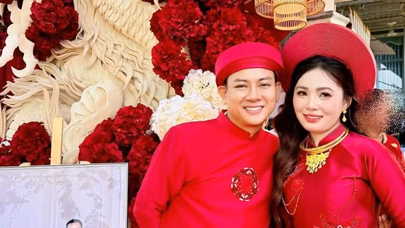 [GALLERY] Hoài Lâm - Ngọc Trinh tươi rói trong ngày về chung một nhà