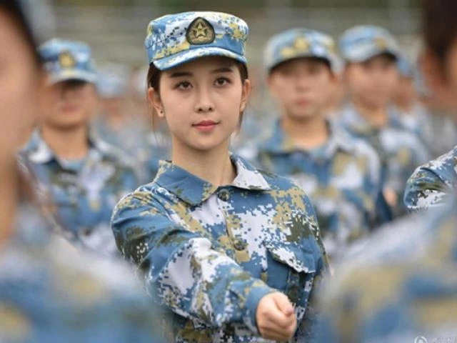 Nữ quân nhân Trung Quốc diện quân phục cũng "đốn tim" cư dân mạng