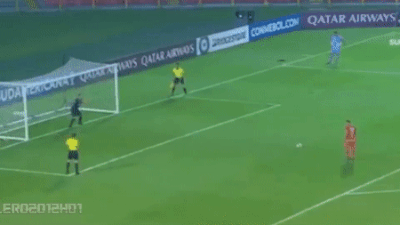 Video: Cười bò với cú đá panenka thảm họa khiến cầu thủ bị đuổi cổ khỏi đội