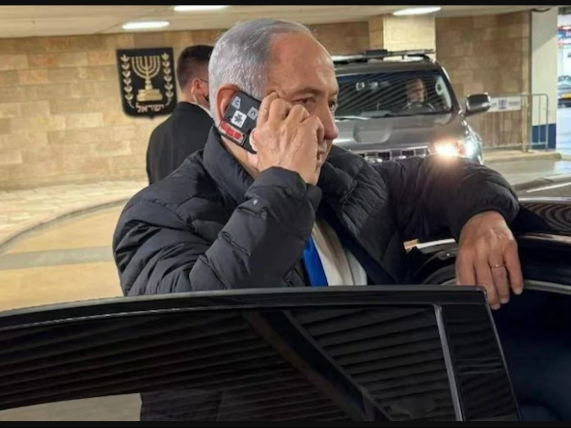 Thủ tướng Israel dán kín camera điện thoại