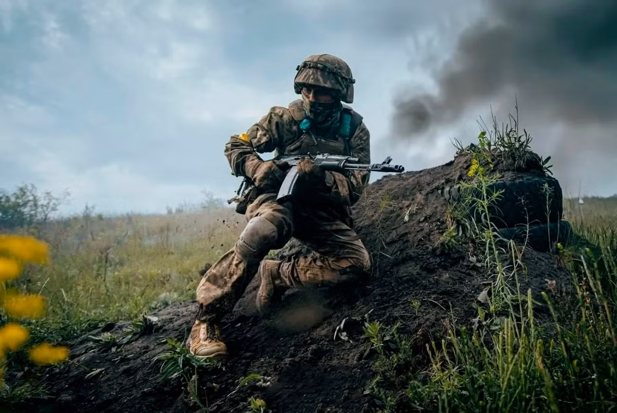 Ngay cả việc sử dụng các sở chỉ huy di động (đặt trên xe bán tải hoặc xe quân sự Humvee có cột ăng-ten) cũng không thể bảo vệ khỏi sự phát hiện của trinh sát điện tử Nga. Những nỗ lực sử dụng ăng-ten từ xa để đảm bảo an toàn cho người điều khiển, chỉ giảm thiểu một phần rủi ro trong trường hợp bị pháo kích dữ dội vào khu vực này, Euromaidan Press cho biết thêm.