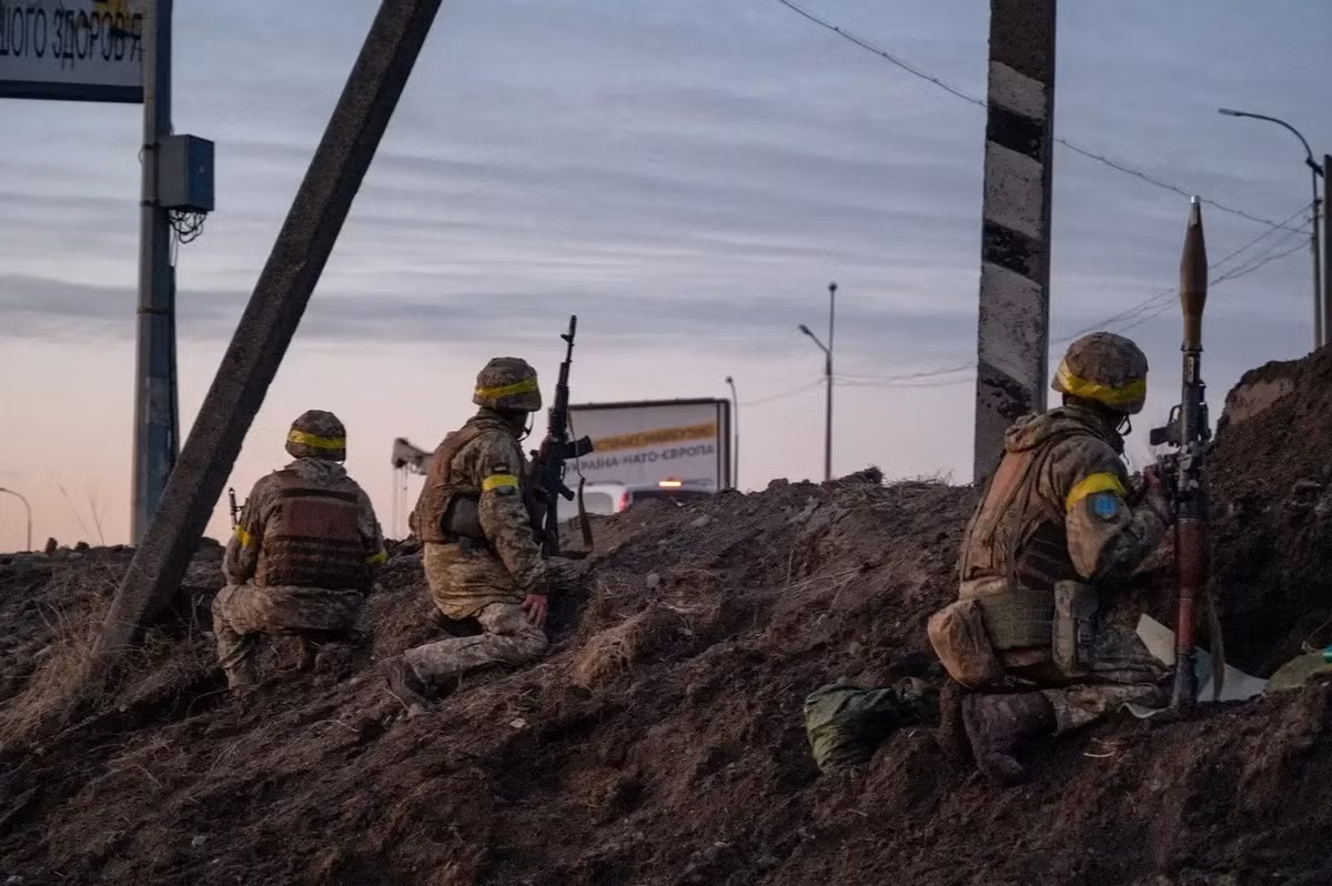 Cuộc chiến giành Kostiantynivka đã diễn ra từ lâu, nhưng cho đến nay, quân Ukraine đã ngăn chặn được bước tiến của các đơn vị Nga trên hướng này. Điều này phần lớn là do RFAF đang bị cầm chân ở mặt trận Pokrovsk và chưa hoàn thành việc kiểm soát Myrnohrad. Rõ ràng, một khi hoàn thành nhiệm vụ này, họ sẽ tập trung lực lượng cho Kostiantynivka.