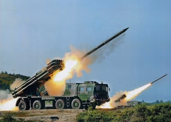 Hệ thống pháo phản lực phóng loạt Tornado-S, được mô tả là "bước ngoặt" trong chiến tranh hiện đại của RFAF. Tornado-S có tầm bắn 120 km, sử dụng hệ thống dẫn đường quán tính + vệ tinh, với sai số vòng tròn (CEP) không quá 10 mét. Nguy hiểm hơn là loại đạn chùm 9M544, có thể bắn ra 500 quả đạn con chứa bi thép, tạo ra vùng sát thương rộng hơn cả sân bóng đá.