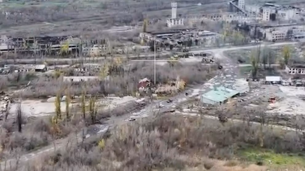 Hơn nữa, quân phòng thủ Ukraine không dám báo cáo việc mất vị trí vì "một khi đã báo cáo, họ được lệnh phản công, nhưng đơn giản là không có ai ở đó để phản công". Chính trong bối cảnh này, quân Nga đã nhiều lần xâm nhập thành công, cuối cùng dẫn đến sự sụp đổ của lực lượng phòng thủ.