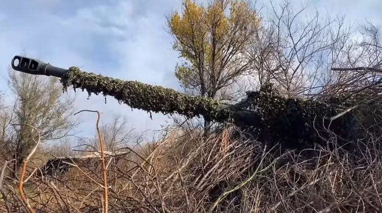 Từ hướng bắc Slavyansk, khoảng cách từ chiến tuyến đến khu vực thành phố còn gần hơn nữa. Điều này cho phép RFAF sử dụng nhiều loại hỏa lực hơn để tấn công các mục tiêu của Ukraine trong khu vực Slovyansk-Kramatorsk. UAV FPV, súng cối và các loại vũ khí khác đang được quân Nga sử dụng tích cực.