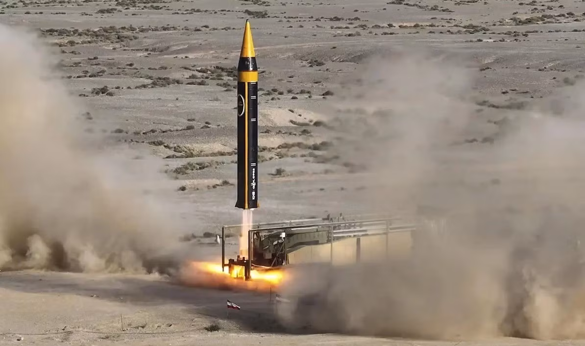 Nói cách khác, trong vài ngày đầu tiên, Iran chắc chắn sẽ sử dụng tên lửa đạn đạo để tiến hành nhiều đợt oanh tạc dữ dội, nhằm tạo ra sức răn đe to lớn đối với Mỹ và Israel, đồng thời thể hiện ý chí kiên cường của Tehran.