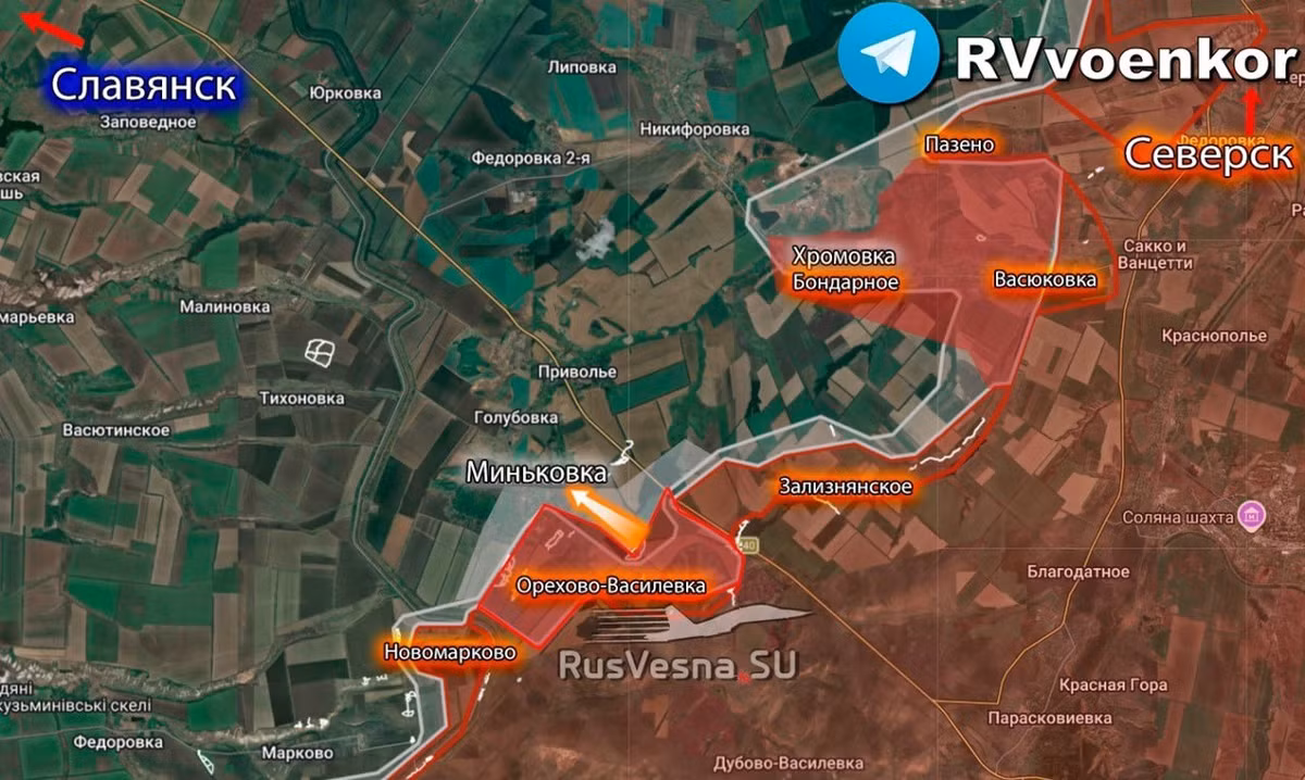 Kênh RVvoenkor cũng xác nhận quân Nga tiếp tục tiến về Sloviansk và đang giành được chỗ đứng vững chắc ở Minkovka. Cụ thể, trên trục Sloviansk - Kramatorsk thuộc vùng Donetsk, quân Nga, sau khi giành được Orekhovo-Vasilyevka, đã tiến vào Minkovka.