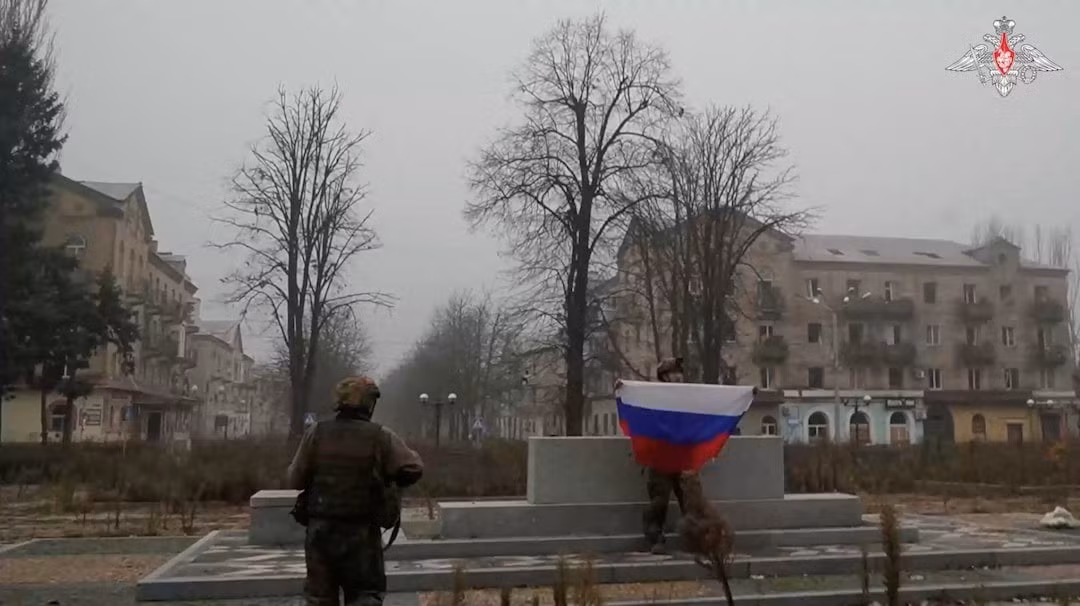 Xung đột Nga-Ukraine vẫn tiếp diễn, với tình hình chiến trường liên tục thay đổi. Gần đây, theo hãng thông tấn TASS của Nga, Quân đội Nga (RFAF) đã thành công chiếm giữ Pokrovsk ở phía tây tỉnh Donetsk của Ukraine, chính thức chấm dứt gần 2 năm tấn công thành phố này.