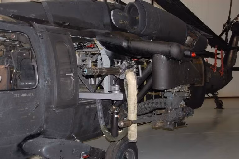 Để chế áp hệ thống phòng không của đối phương, trực thăng này mang theo tên lửa AGM-114 Hellfire và Stinger ATAS, súng máy GAU-19/B và pháo 30mm M230, được dẫn hướng đến mục tiêu bằng Hệ thống vũ khí tấn công chính xác tiên tiến II (Advanced Precision Kill Weapon System II), sử dụng công nghệ laser.