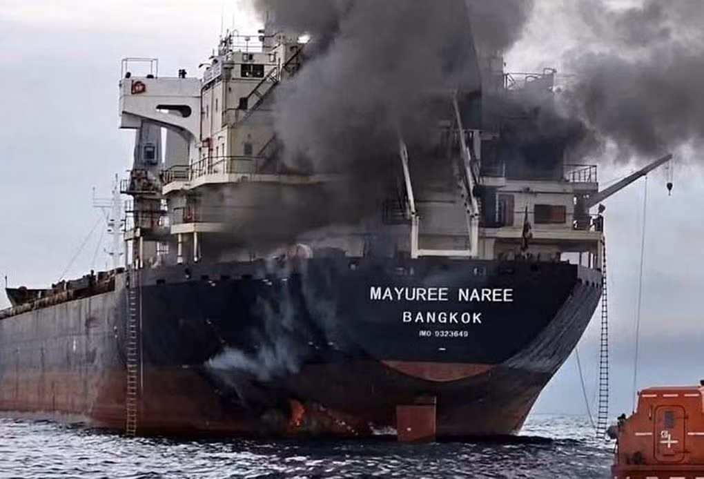 Sau khi Iran tuyên bố đóng cửa eo biển Hormuz, khoảng 150 tàu chở dầu đã neo đậu ở vùng biển mở của Vịnh Ba Tư, cả hai phía của eo biển, chờ được đi qua. Tính đến giữa tháng 3/2026, các báo cáo cho thấy tình hình căng thẳng tại eo biển Hormuz khiến nhiều tàu hàng bị tấn công. Có thông tin về ít nhất 2-3 tàu bị Iran tấn công, bao gồm tàu Thái Lan, gây tắc nghẽn giao thông hàng hải.