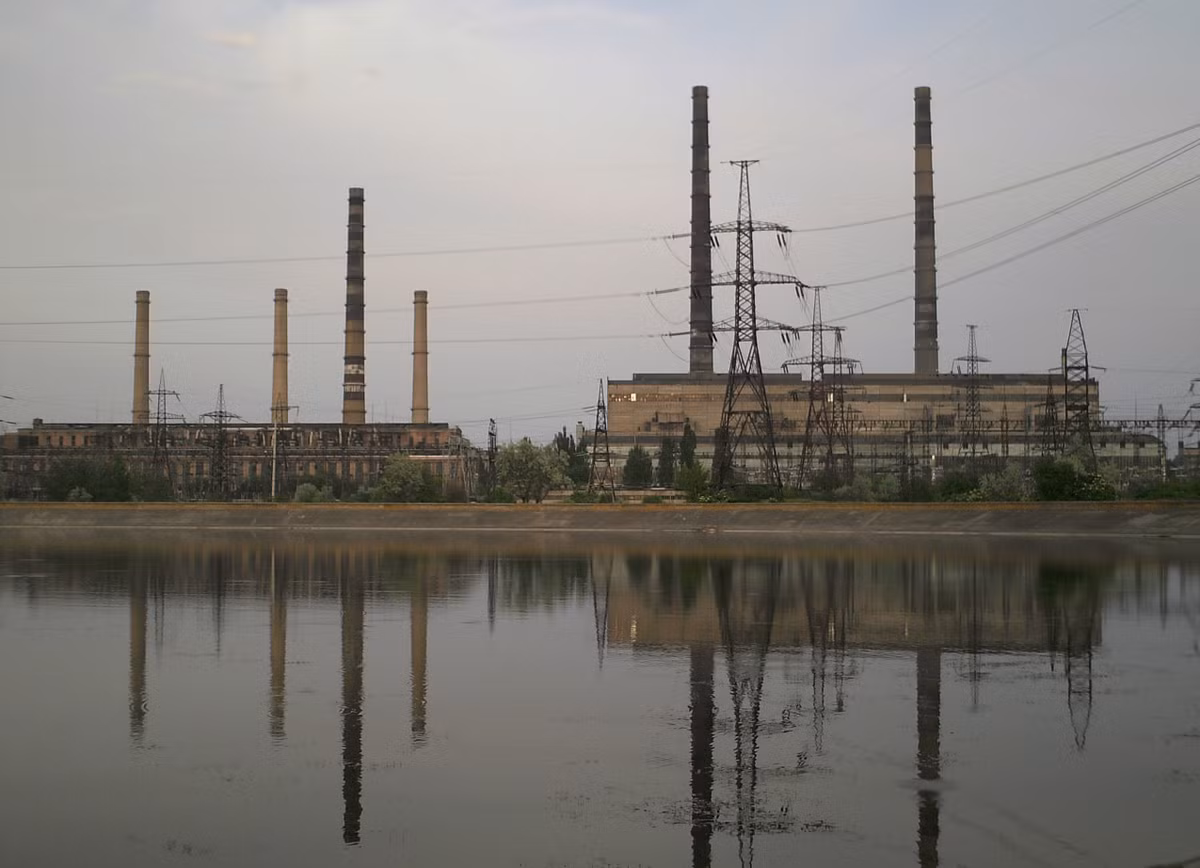 Lưu ý là Nhà máy nhiệt điện Slavyansk vẫn là nhà máy nhiệt điện lớn cuối cùng ở tỉnh Donetsk, còn nằm dưới sự kiểm soát của Ukraine. Với việc phá hủy hoàn toàn nhà máy này, lưới điện của khu vực đã mất đi nguồn phát điện cuối cùng. ﻿ https://topwar.ru/287928-poterjan-poslednij-uzel-generacii-vs-rf-prakticheski-unichtozhili-slavjanskuju-tjes.html ﻿https://topwar.ru/288155-vs-rf-prodvinulis-k-kramatorsku-vzjav-pod-kontrol-pershomarevku.html ﻿ https://topcor.ru/73506-nazvany-verojatnye-poteri-vsu-v-bitve-za-slavjansk-i-kramatorsk.html